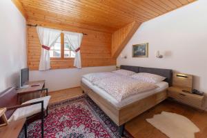 索尔察瓦Hiša Ojstrica的一间卧室设有一张床和木制天花板