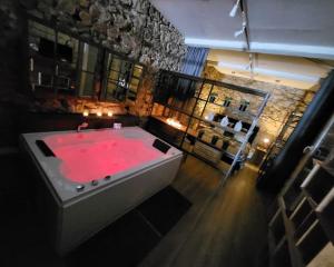 塞特港Romantic Room Loft Déco Balnéo Jacuzzi Authentique, Centre, Climatisation的一间带红色浴缸的大浴室