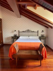 圣地亚哥－德孔波斯特拉Casa de Costoia的一间卧室配有床和2个床头柜