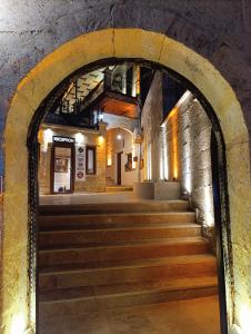 阿瓦诺斯萨克里窑洞旅馆的通往大楼楼梯的拱门