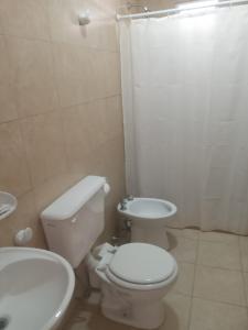 卡特里耶尔hotel el retorno的白色的浴室设有卫生间和水槽。
