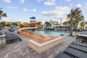 默特尔比奇Ocean View Blues- Caribbean Resort 7th fl的度假村内带滑梯的游泳池