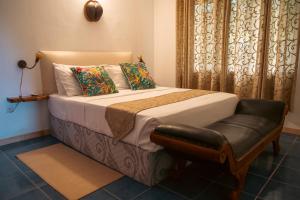 贝圣安那洞穴公寓式酒店的一间卧室配有一张床和一把椅子