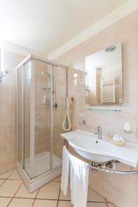 莫迪卡普林奇比德阿拉戈纳酒店的带淋浴和盥洗盆的浴室