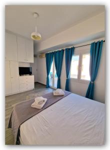 Welcome Home Syros Port Apartment客房内的一张或多张床位