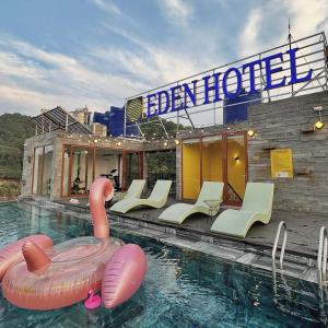 吉婆岛Eden Hotel Cát Bà的水中天鹅的酒店的游泳池