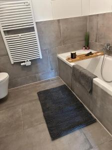 杜伊斯堡Apartement Kingsize的带浴缸和盥洗盆的浴室