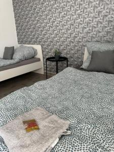杜伊斯堡Apartement Kingsize的一间卧室配有一张大床和一张沙发