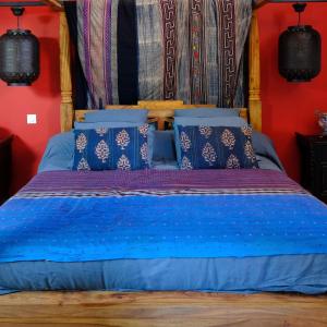 TautavelOrigines的一张带蓝色棉被和蓝色枕头的床