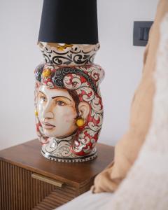 巴里Vicoloterzo Suite的一张桌子上摆着面孔的花瓶