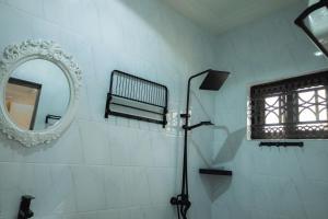 KasoaCMP APARTMENTS的带淋浴和镜子的浴室