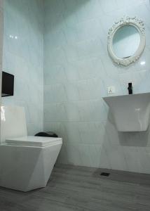 KasoaCMP APARTMENTS的白色的浴室设有卫生间和镜子