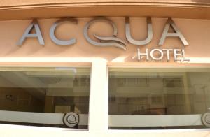 马德普拉塔Hotel Acqua的窗户顶上的朱美拉酒店标志