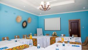 Nkhata BayKaweta Cottage的一间会议室,配有白色的桌子和白色的板子