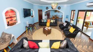 Nkhata BayKaweta Cottage的带沙发和桌子的客厅
