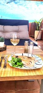 EsteponaSelwo Studio的桌上的一小盘食物和一杯葡萄酒