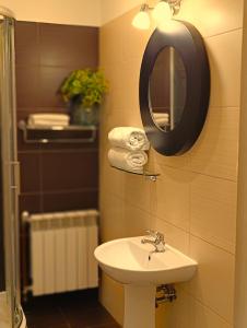 米科武夫Pokoje gościnne Restauracja u Kusia的一间带水槽和镜子的浴室