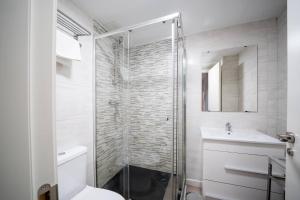 巴利亚多利德Apartamentos GO - Leopoldo Cano Center的带淋浴、卫生间和盥洗盆的浴室