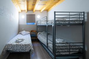 巴利亚多利德Apartamentos GO - Leopoldo Cano Center的客房设有两张双层床和一张桌子。