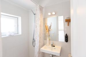 EsteponaHostal Boutique La Malagueña - Only Adults的白色的浴室设有水槽和镜子