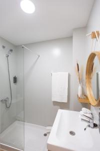 EsteponaHostal Boutique La Malagueña - Only Adults的白色的浴室设有水槽和淋浴。