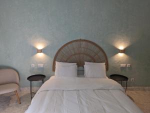 辛特拉Casa Do Carmo - Castle Views!的一间卧室配有一张带两盏灯的大型白色床。