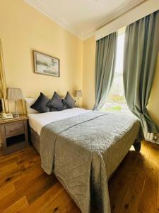 都柏林滑铁卢酒店的一间卧室设有一张床和一个窗口
