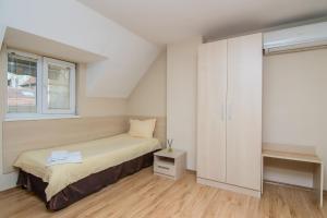索非亚Family Hotel Madrid的一间小卧室,配有床和窗户