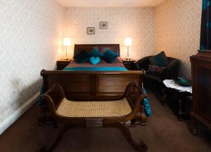特拉莫尔Glenart House的一间卧室配有一张带椅子和沙发的床