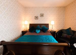 特拉莫尔Glenart House的一间卧室配有一张带蓝色床单和枕头的床。
