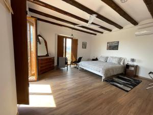 格拉塔略普斯Cal Campana的一间卧室配有一张床,铺有木地板