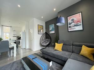 马盖特Modern Sea View Apartment的带沙发的客厅和用餐室