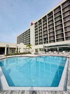 杰克逊维尔Marriott Jacksonville的酒店前方的大型游泳池