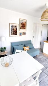 Saint-Aignan-Grand-LieuAppartement proche de l'aéroport de Nantes的客厅配有蓝色的沙发和桌子