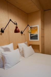 埃特勒塔Les Tilleuls Etretat的一间卧室配有带白色枕头和灯的床