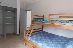 圣萨尔瓦多Casa del Lago Las Veraneras的客房设有两张双层床和梯子
