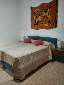 因佩里亚Casa Giusy的一间卧室配有一张床铺,床上有毯子
