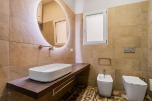 莱切Vico5的一间带水槽、卫生间和镜子的浴室