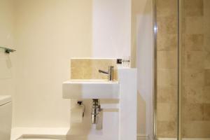 牛津诺亚住宅酒店的一间带水槽和淋浴的浴室