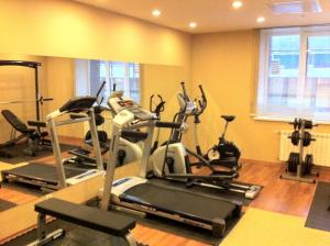 切博克萨雷伏尔加高级酒店的健身房,室内配有几辆健身自行车
