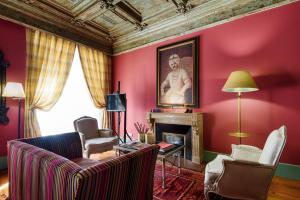 波尔图波尔图M私宅酒店的客厅设有红色的墙壁和壁炉