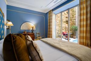 波尔图波尔图M私宅酒店的一间卧室配有一张蓝色墙壁的床