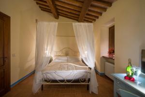 马焦内迪莫拉弗'吉奥瓦尼住宿加早餐旅馆的一间卧室配有一张带天蓬的床