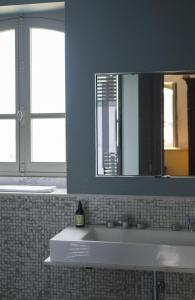 埃特勒塔Les Tilleuls Etretat的一间带水槽和镜子的浴室