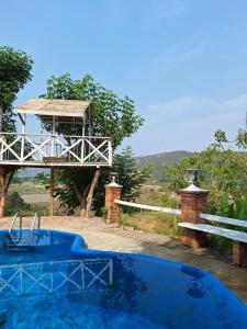 BarquisimitoLa Cabaña ideal para la desconexión的房子前面的蓝色游泳池