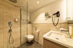 科隆CityClass Hotel am Heumarkt的带淋浴、卫生间和盥洗盆的浴室