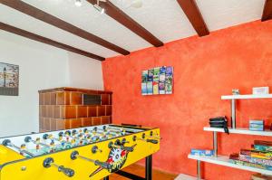 塞勒姆Ferienhaus Sieger的厨房设有橙色墙壁和黄色台面