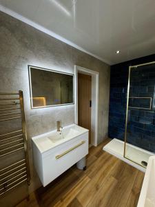 哈罗盖特Chequers Inn的浴室配有白色水槽和淋浴。
