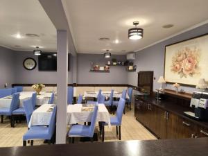 CoruncaVila Chesa的一间配备有桌子和蓝色椅子的用餐室
