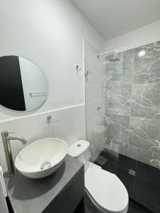 库库塔HOTEL LE QUINT的一间带水槽、卫生间和淋浴的浴室